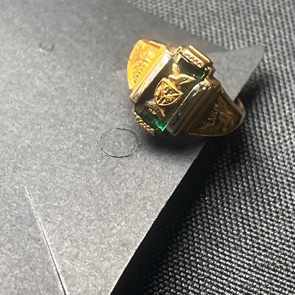 Josten 10K Emerald Eastern Eagles π¦
Class Ring π Elegant High School π« Luxury - Picture 16 of 16